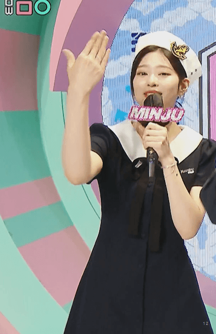 아이즈원> 마린룩 입은 음악중심 MC 김민주