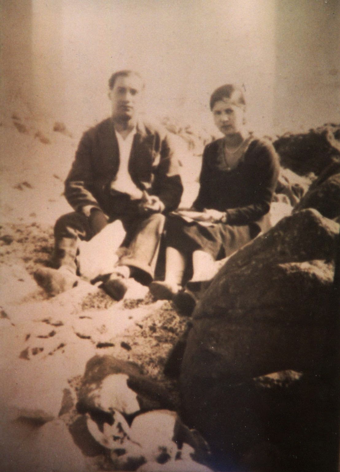 Gustavo Alvial y Thala Cortés, su esposa, en la playa