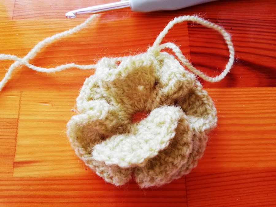 Tutorial flor modelo Dhyva en tardesconalma.blogspot.com encontrarás recetas, diy y mucho más.