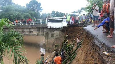 Antisipasi Banjir Susulan  Warga Radom Barat Gotong Royong