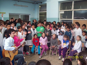 Acto Escolar, alumnos cantando con el profe de música Ignacio