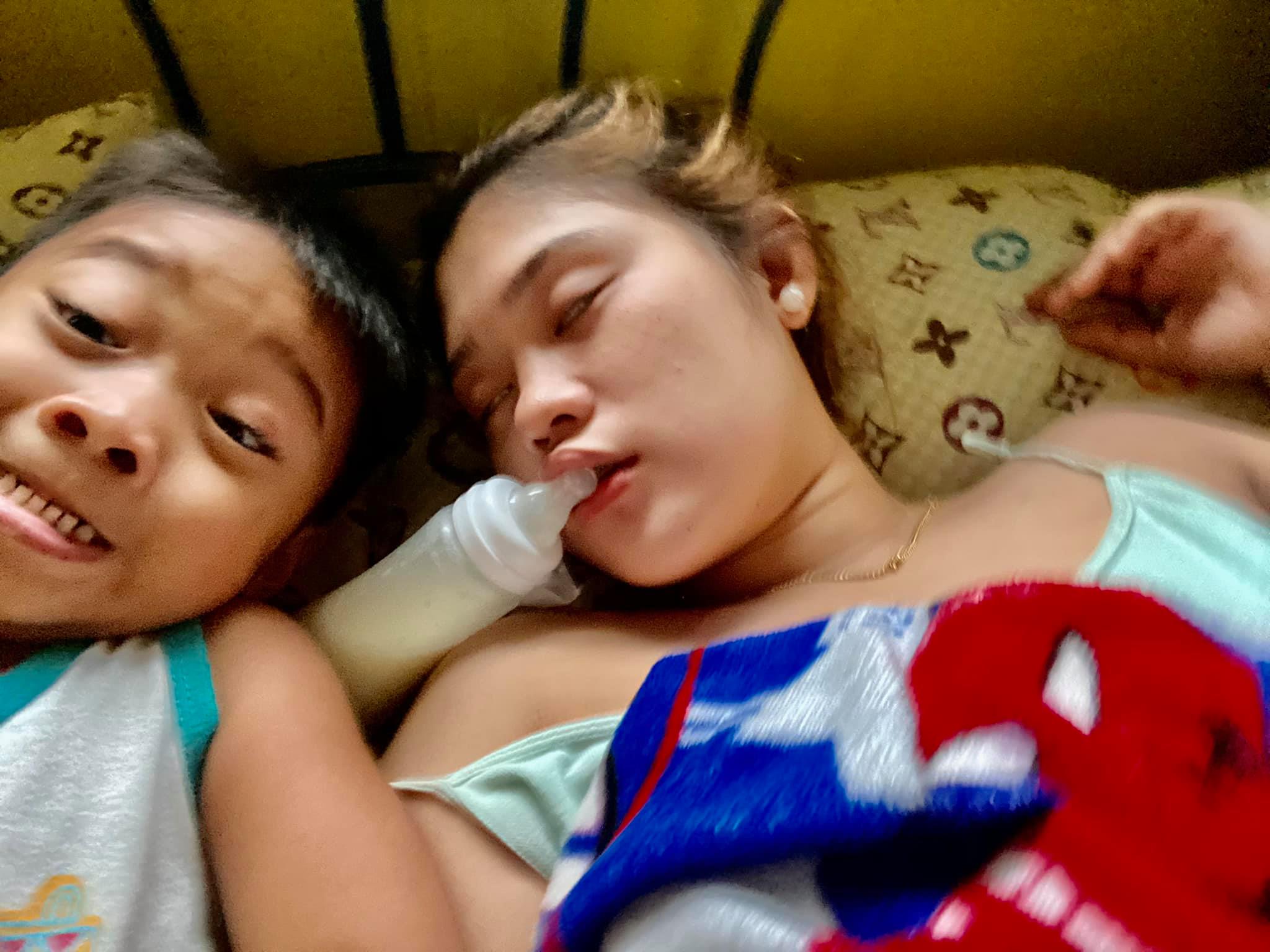 Nakakatawang Larawan Ng Mga Bata Habang Tulog Ang Kanilang Nanay