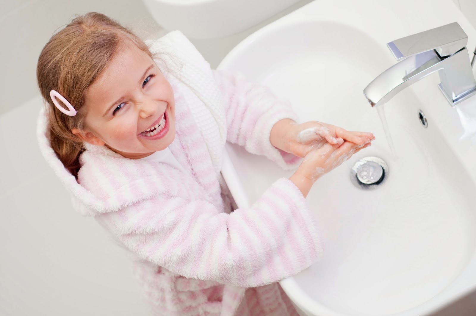 ребенок умывается. девочка умывается. умывание ребенка. девочка умывается. чистим зубы!.