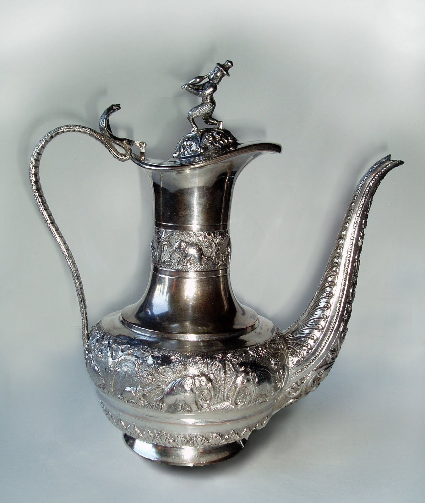 металлическая посуда. поднос восточный металлический. поднос для посуды. железный щит dark souls 3. восточный поднос круглый.