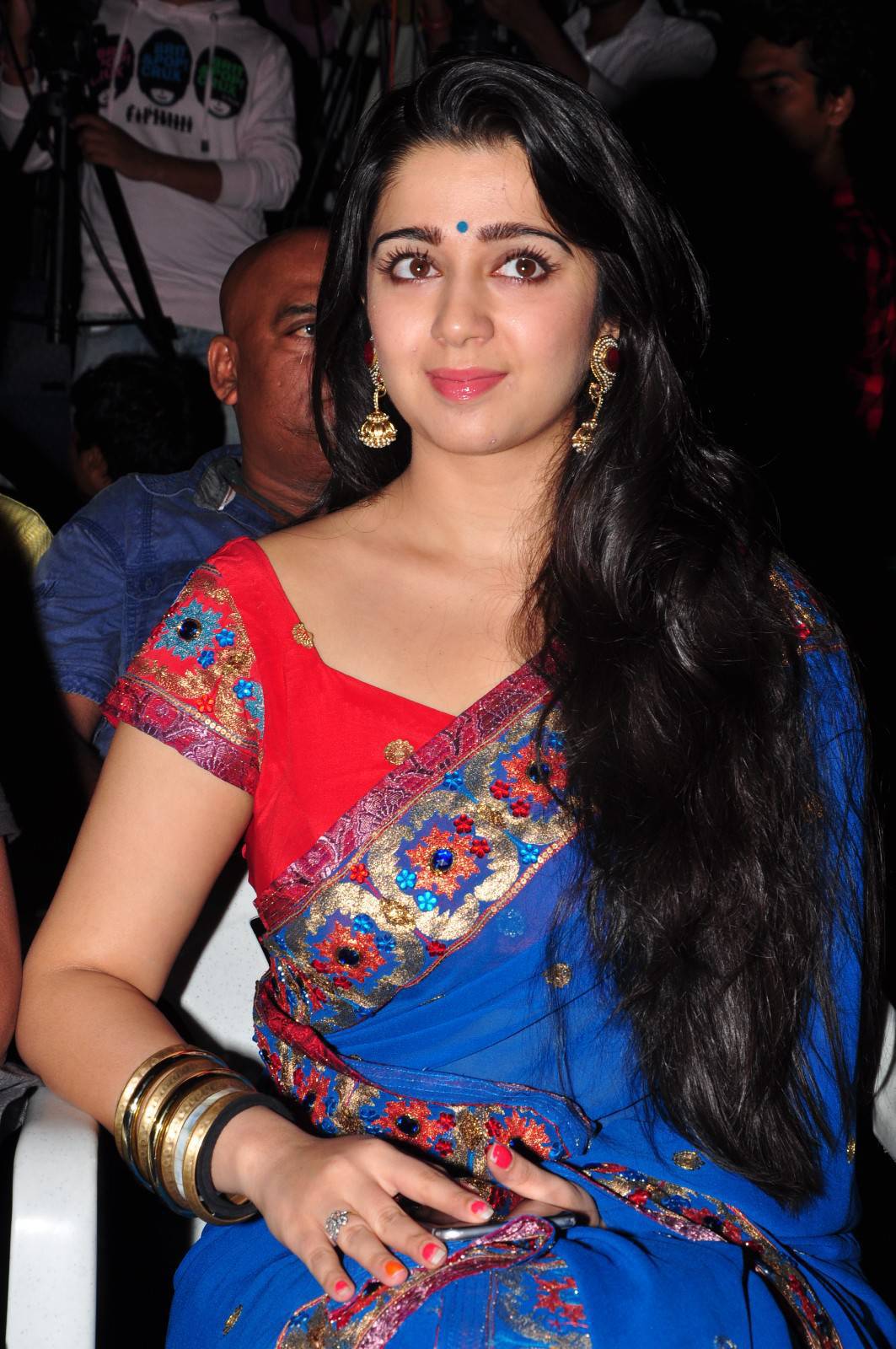 [Image: Charmi-Latest-in%2B-blue-saree-Stills-%2...5%2529.jpg]