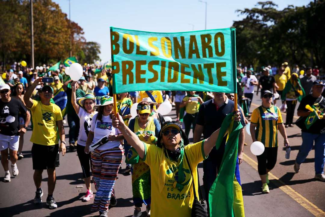 Apoiadores de Jair Bolsonaro realizam atos em três cidades