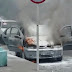 Fiat Siena tem princípio de incêndio e é controlado por populares (Vídeo)