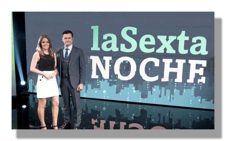 Iñaki López y Andrea Ropero posando al frente de una pantalla gigante donde se puede ver el logotipo del programa de televisión laSexta Noche