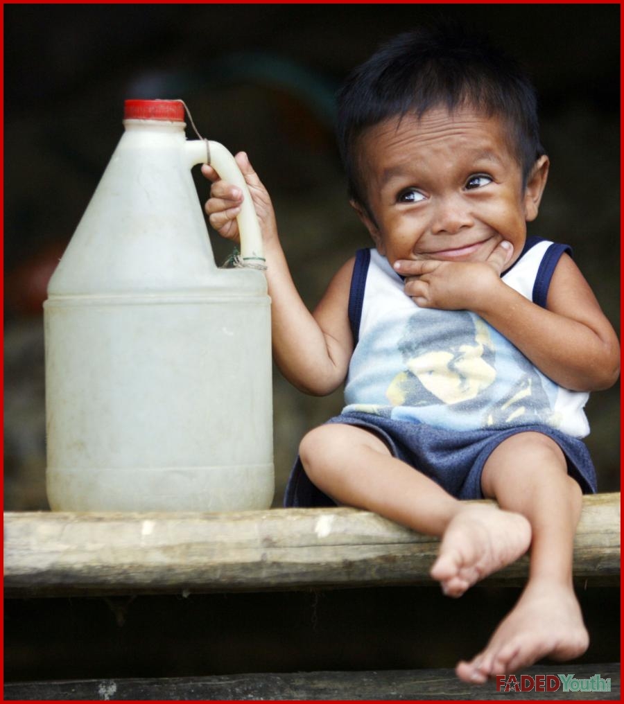 Самый маленький человек чандра бахадур данги. Что это очень маленький человек. Что это очень маленький человек. Что это очень маленький человек. Хагендра тапа магар рост.