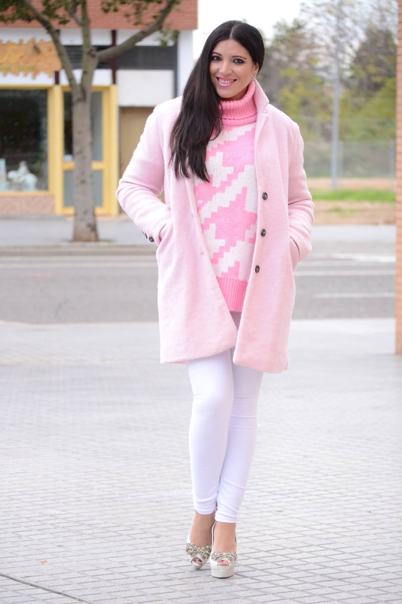 Cómo combinar un jersey rosa y abrigo de pata de gallo, ¡una idea genial!