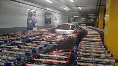 Auto mal estacionado en un supermercado en Argentina