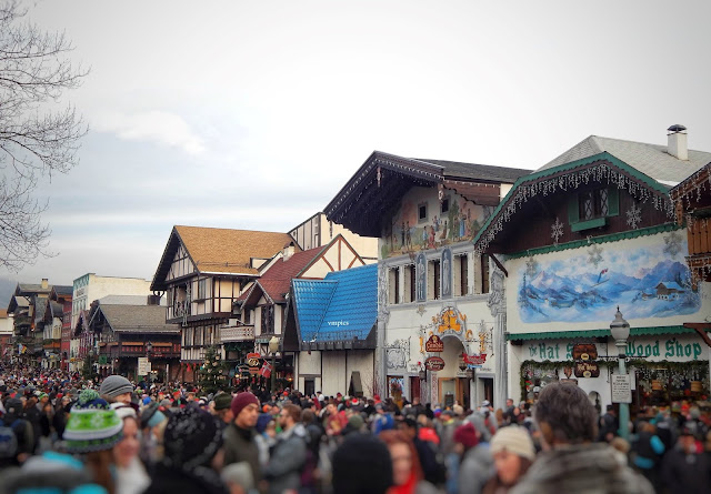 Leavenworth - The Bavarian Hamlet of USA. There is a small, beautiful piece of Germany nestled in the wilderness of #NorthCascades, acting as a colourful gate to the famed #Enchantments of #Washington. #Leavenworth #USA #Offbeat #HiddenGem