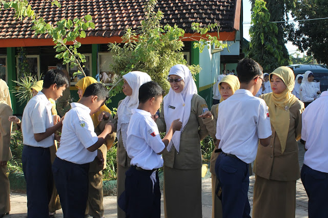 Selain Mendengarkan Penjelasan Guru, ini 4 Adab Murid yang Baik Terhadap Guru