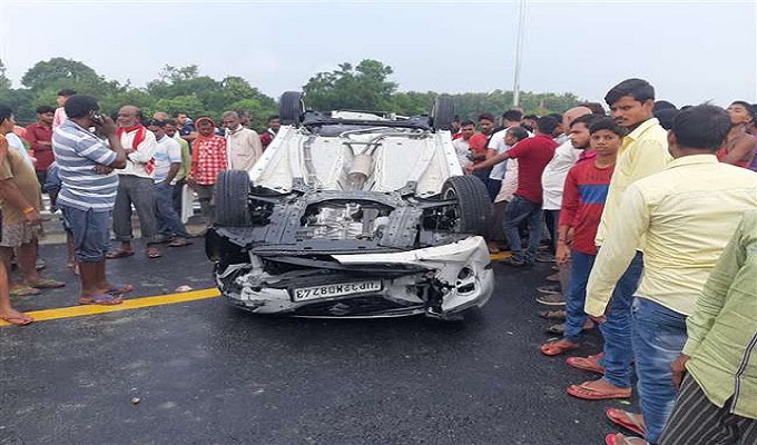 पूर्वांचल एक्‍सप्रेस-वे पर मैन्दीपुर के पास टायर फटने से कार पलटी, गाजीपुर आ रहे दंपती बाल-बाल बचे