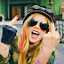 Avril Lavigne Beija Garotas e Luta Contra Seres do Mal no Clipe de "Rock n Roll"!