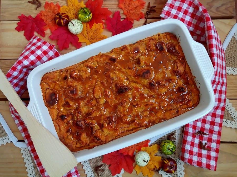 Pumpkin bread pudding. Pudin de pan y calabaza. Receta típica de Acción de Gracias. Receta de aprovechamiento, reciclaje, con horno, especias, calabaza, postre típico americano. Thanksgiving day. Cuca