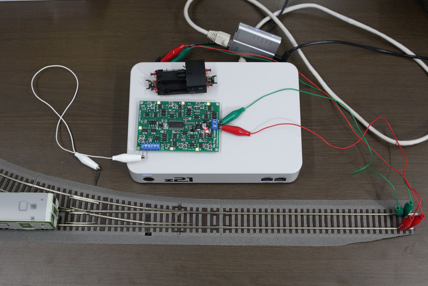 接続は簡単、コマンドステーションからレールへ、レールからFrog Juicerへ。