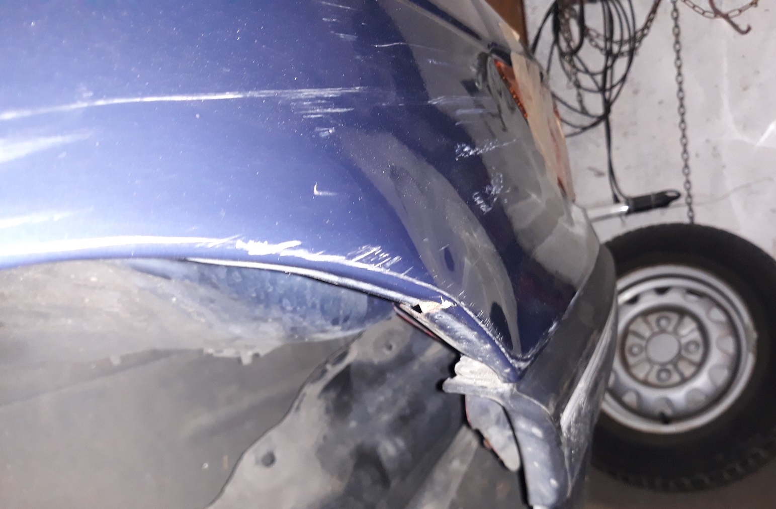 Schlagzeilenkäfer: Mitsubishi Lancer: Kotflügel vs Garagentor