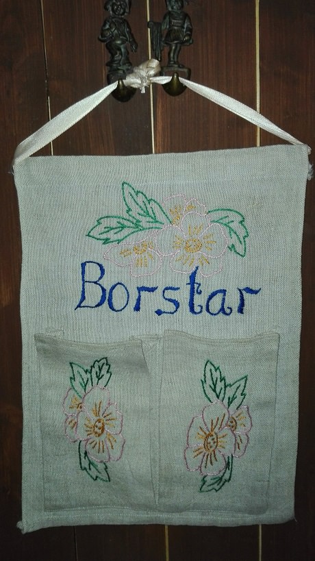 Harjoille tarkoitettu pussukka. merkattu käsityö harjapussi borstar