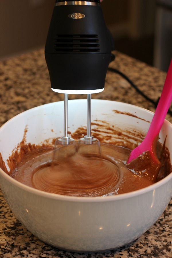 Me and My Pink Mixer: Muddy Buddies {Puppy Chow} Cupcakes