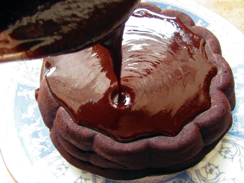 Small flourless rum chocolate cake by Laka kuharica: Spread evenly over cooled cake