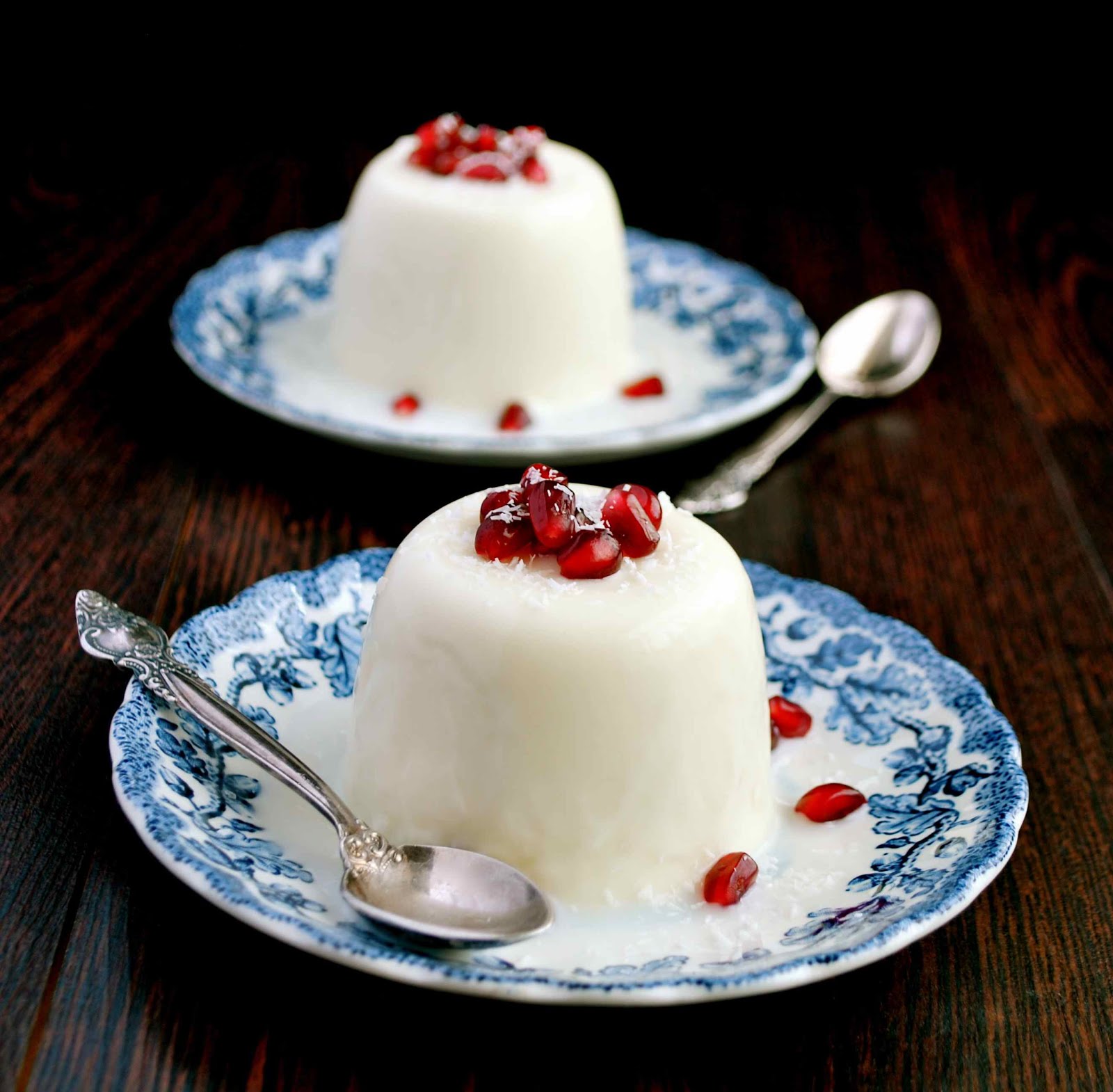 Kokosowa panna cotta z trawa cytrynowa i granatem.