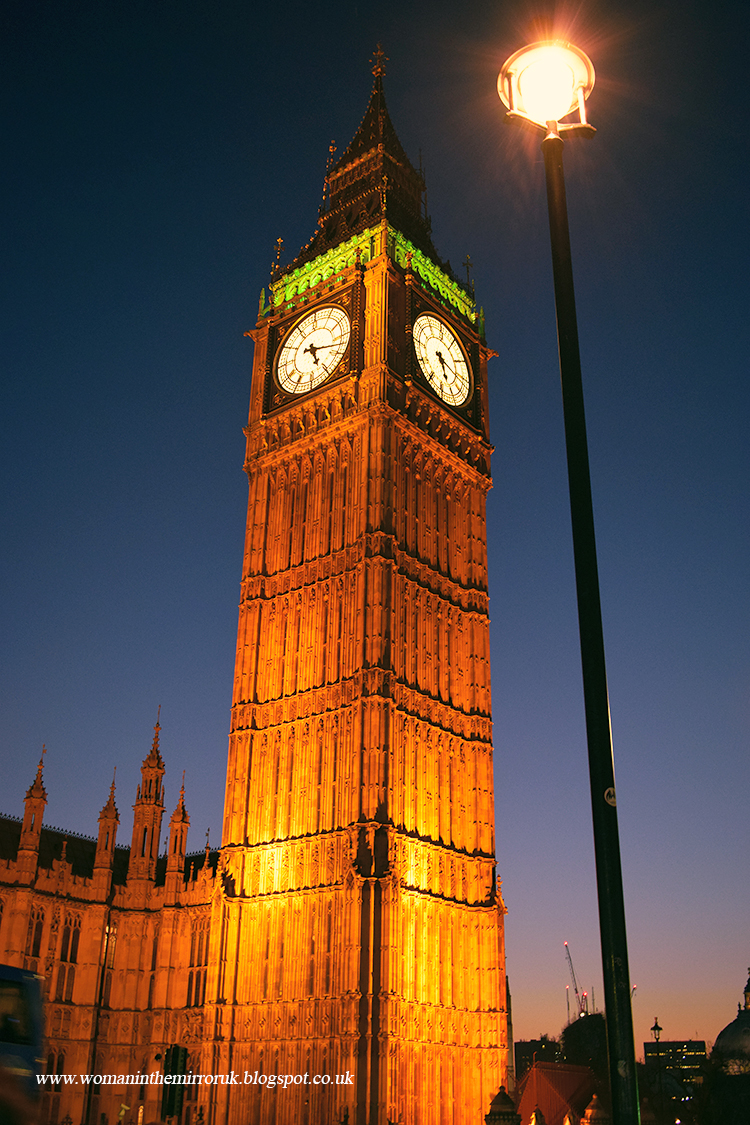 Wieczorny spacer po Londynie. Fotorelacja. Woman in the mirror UK