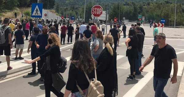 Επεισόδια στη Μαλακάσα - Χημικά στους κατοίκους που διαμαρτύρονται για τα hot spot (βίντεο) Επεισόδια στη Μαλακάσα - Χημικά στους κατοίκους που διαμαρτύρονται για τα hot spot (βίντεο)