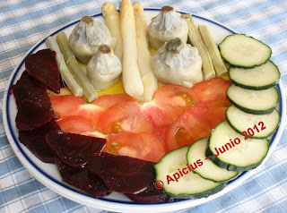  979º Menú, <strong>Huevos</strong> encapotados o carlistas, albóndigas de vacuno, ensalada y <strong>postre</strong> 