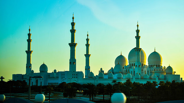 foto masjid saat matahari terbit di bulan puasa sangat indah