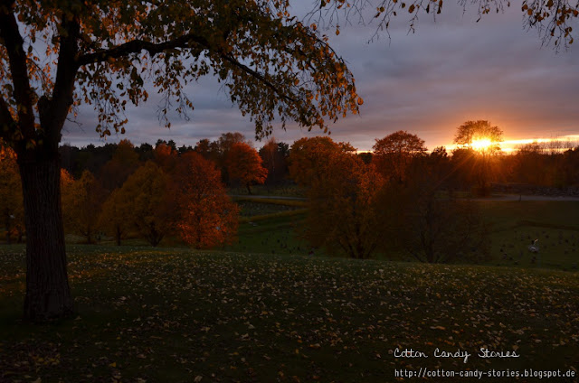 Skogskyrkogården bei Sonnenuntergang