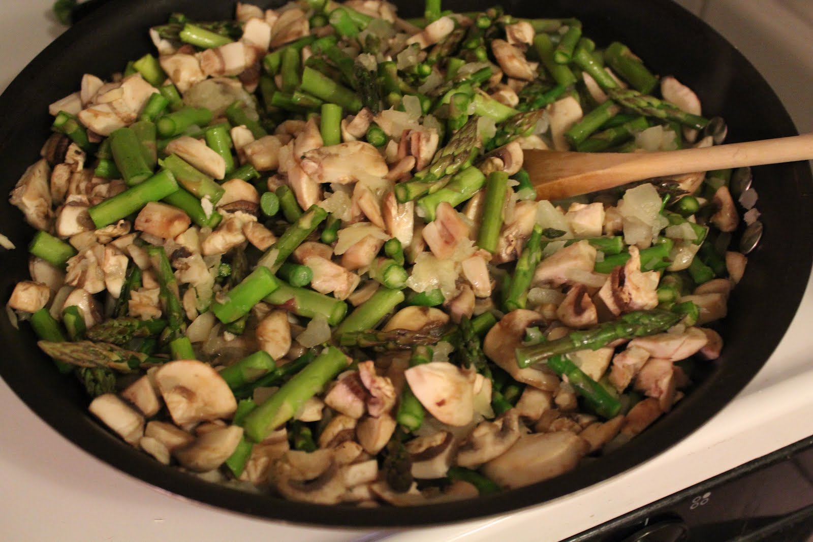 Low Fat Creamy Mushroom and Asparagus Chicken - Yummy Healthy Easy