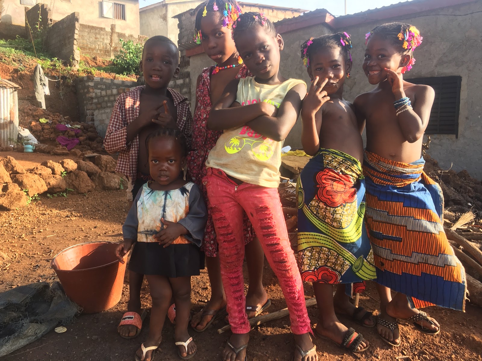 Conny Und Pesche In Afrika Alltag Mit Farbtupfer