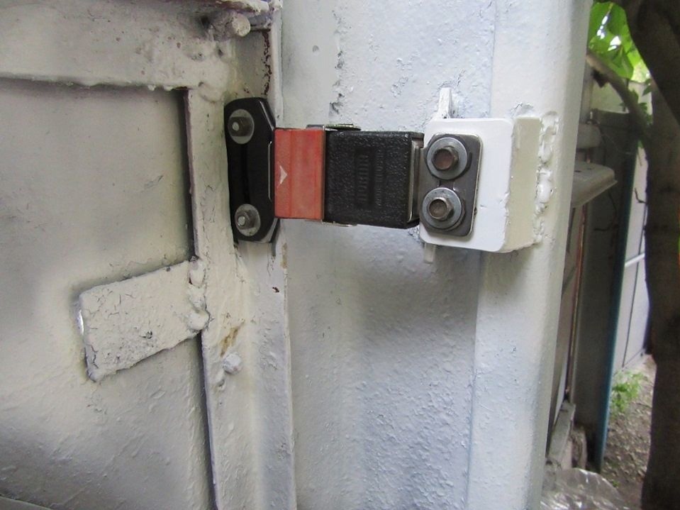 DIY gate lock from seat belt buckle Creative DIY