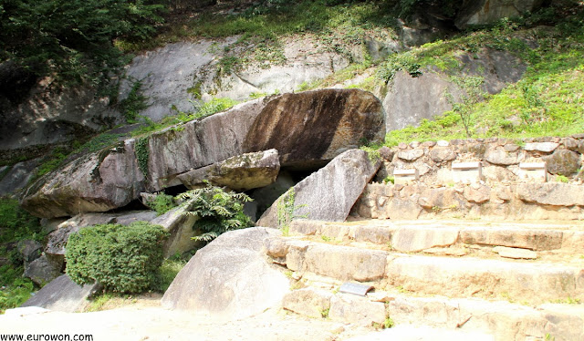 Roca voladora Buseok del templo Buseoksa