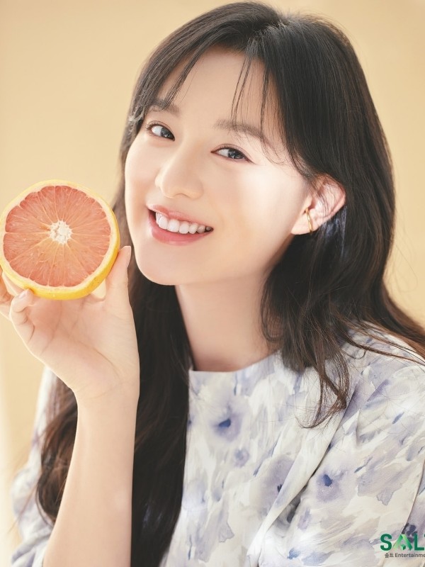 كيم جي وون تتألق في صور ملف تعريف جديدة مذهلة قبل الدراما القادمة