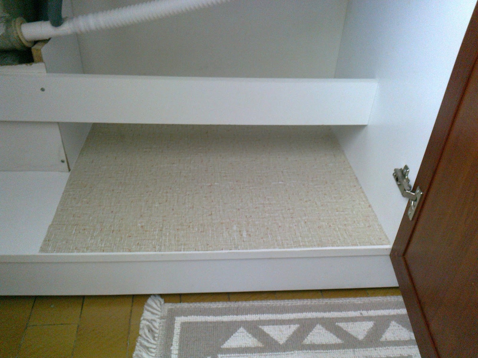 bir dünya fikir YAPIŞKANLI KAĞIT İLE DOLAP İÇİ KAPLAMA