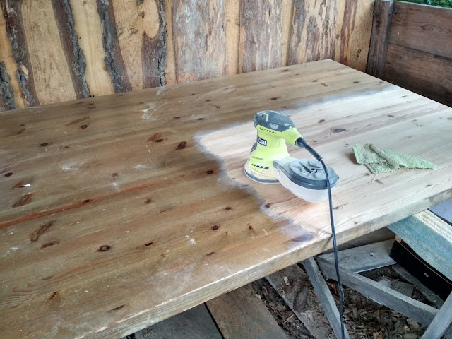 szlifowanie blatu stołu z litego drewna