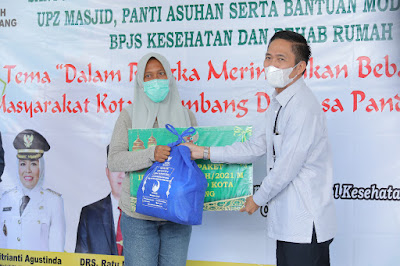  Sekda Kota Palembang Serahkan 2.105 Paket Lebaran