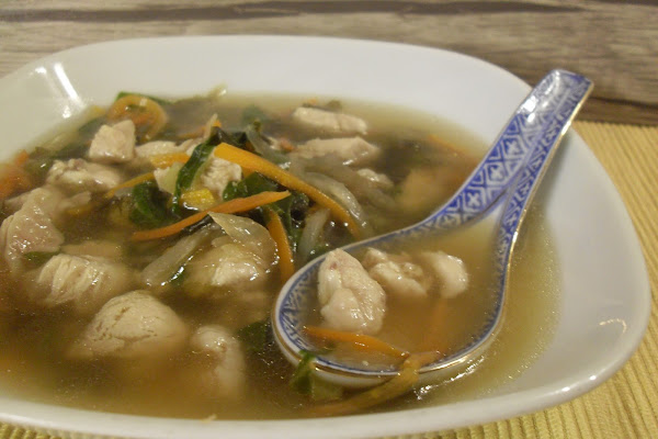 Sopa de miso con pollo, wakame y verduras