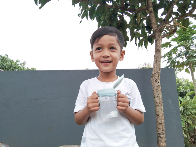menggunakan mugu training bottle untuk anak yang aktif