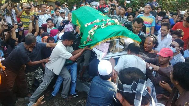 SubhanaAllah >>> Pemakaman Freddy Budiman Diantar Keluarga & Banyak Masyarakat Dengan Penuh Khidmat Pemakaman Freddy Budiman Foto Foto