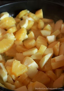  Pollo al curry con guarnición de frutas