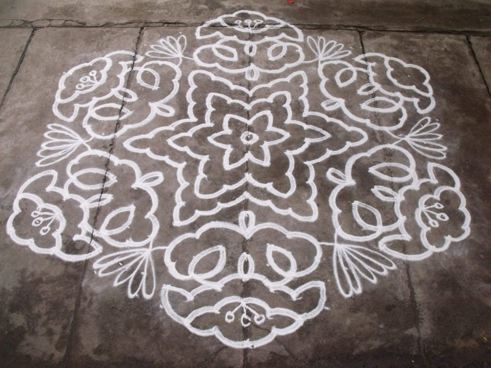 Rangoli designs/Kolam: 21-11 pulli kolam- interlaced dots kolam