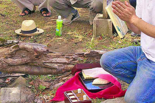 wooden box, binshii, people, praying