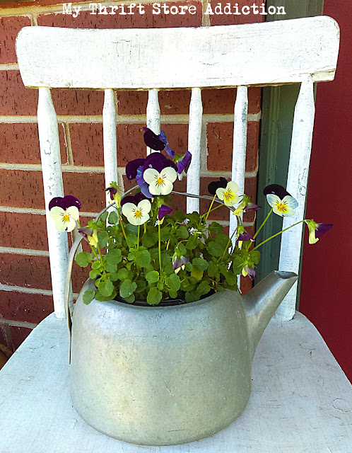Check out these 5 thrifty ways to make your summer outdoor space look more inviting even when temperatures soar! 5 thrifty ways to brighten your outdoor space for summer
