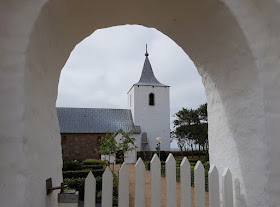 Rund um den Ringkøbing Fjord, Teil 1: Drei Badestellen und eine weiße Kirche. Die weißgekalkten Kirchen Dänemarks sind sehenswert!