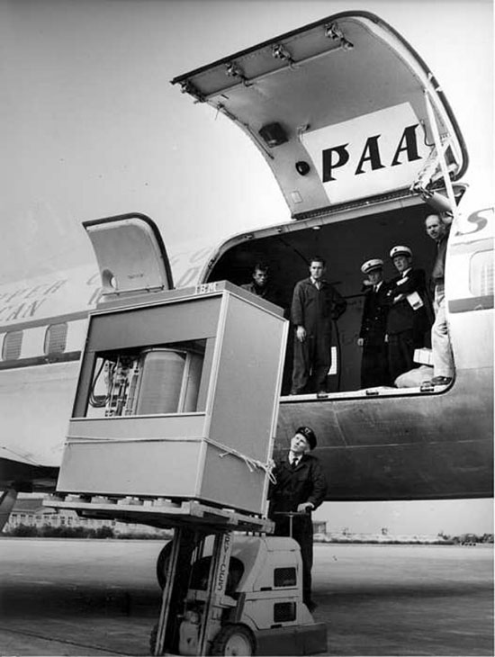 Погрузка винчестера на 5Мб в самолёт компании PANAM. 1965г