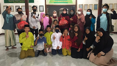 urupedia -  Senyum Desa Kediri: Meski Seharian Berbagi Tak Menyurutkan Semangat Kakak-Kakak Pengabdi