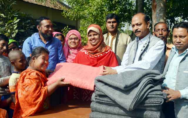 Students with disabilities receive a blanket ধুনটে কম্বল পেলো প্রতিবন্ধি শিক্ষার্থীরা
